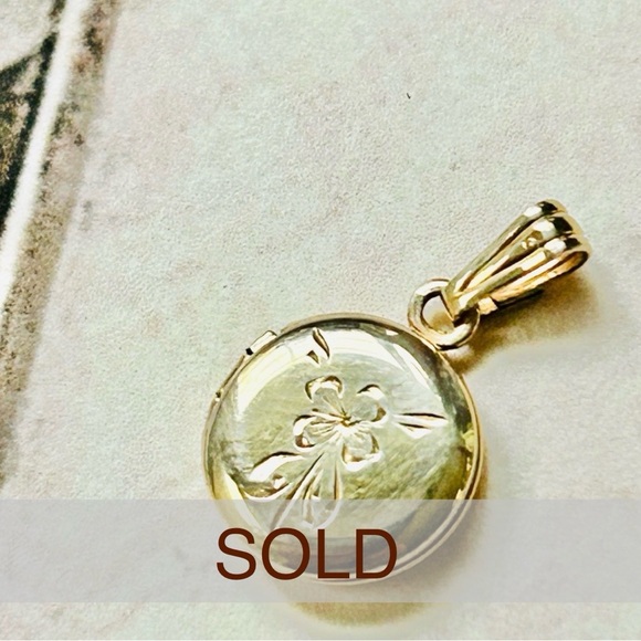 Source Unknown Jewelry - ***SOLD***
Vintage 1/20 12k Gold Filled Etched Small Locket